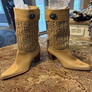 Stuart Weitzman  6M Leather  Gold W/Turquoise Medallion NWT  Spot On Toe